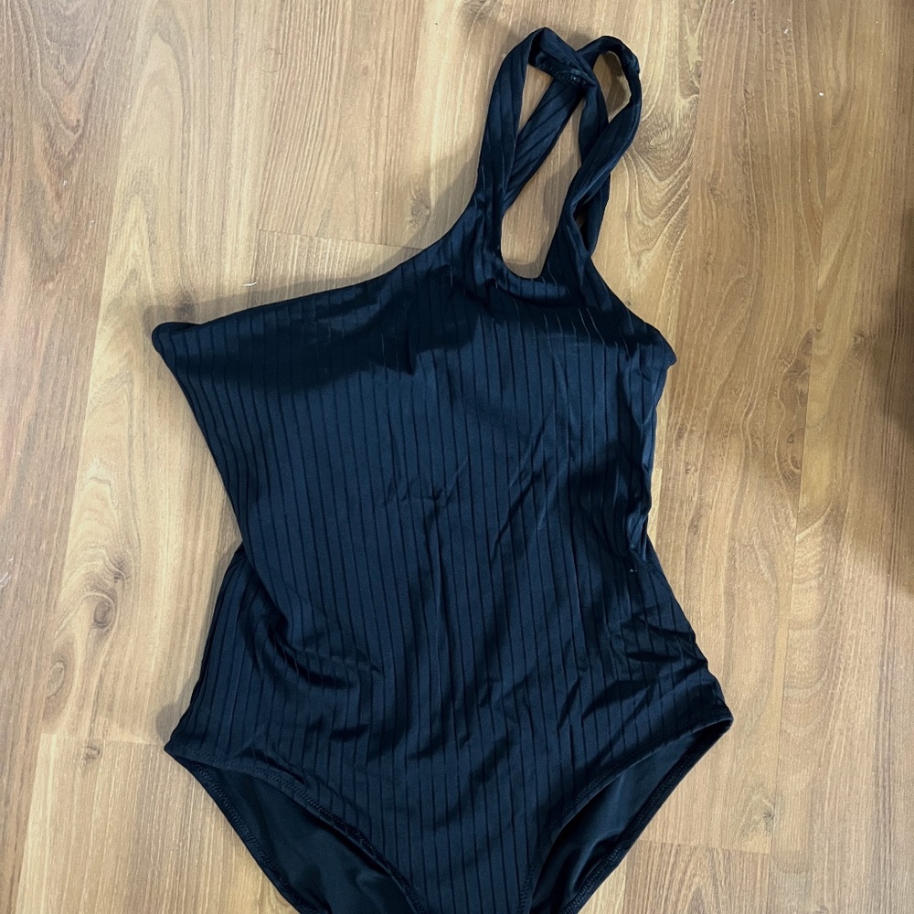 Chic Black One-Shoulder Ribbed Bathing Suite – Size M